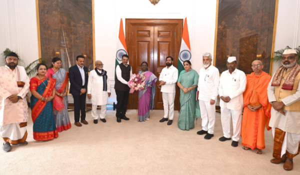 Maharashtra CM Fadnavis Calls on President  Murmu in New Delhi