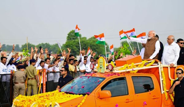 पीएम मोदी का गुजरात दौरा: ढोल-नगाड़े और ‘भारत माता की जय’ के नारों के साथ हुआ स्वागत