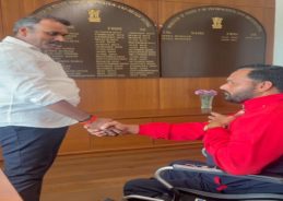 L Murugan Meets Para-Swimmer Satendra Singh Lohiya