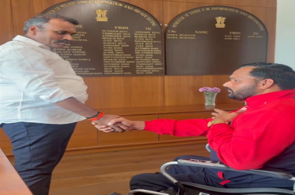 L Murugan Meets Para-Swimmer Satendra Singh Lohiya