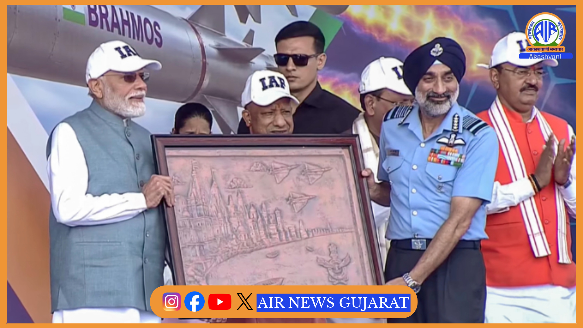 প্রধানমন্ত্রী নৰেন্দ্ৰ মোদীৰ বাৰানসীৰ নমো ঘাটত উয়িং অভাৰ গংগেজ শীৰ্ষক বিমানৰ উৰণ কৌশল প্ৰদৰ্শনৰ বিশাল অনুষ্ঠানৰ কাৰ্যসূচীত অংশগ্ৰহণ